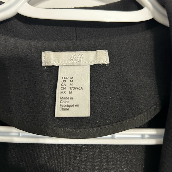 H&M like new TIE FRONT BLAZER WITH GOLD BUTTON DETAIL, size M - Picture 3 of 4